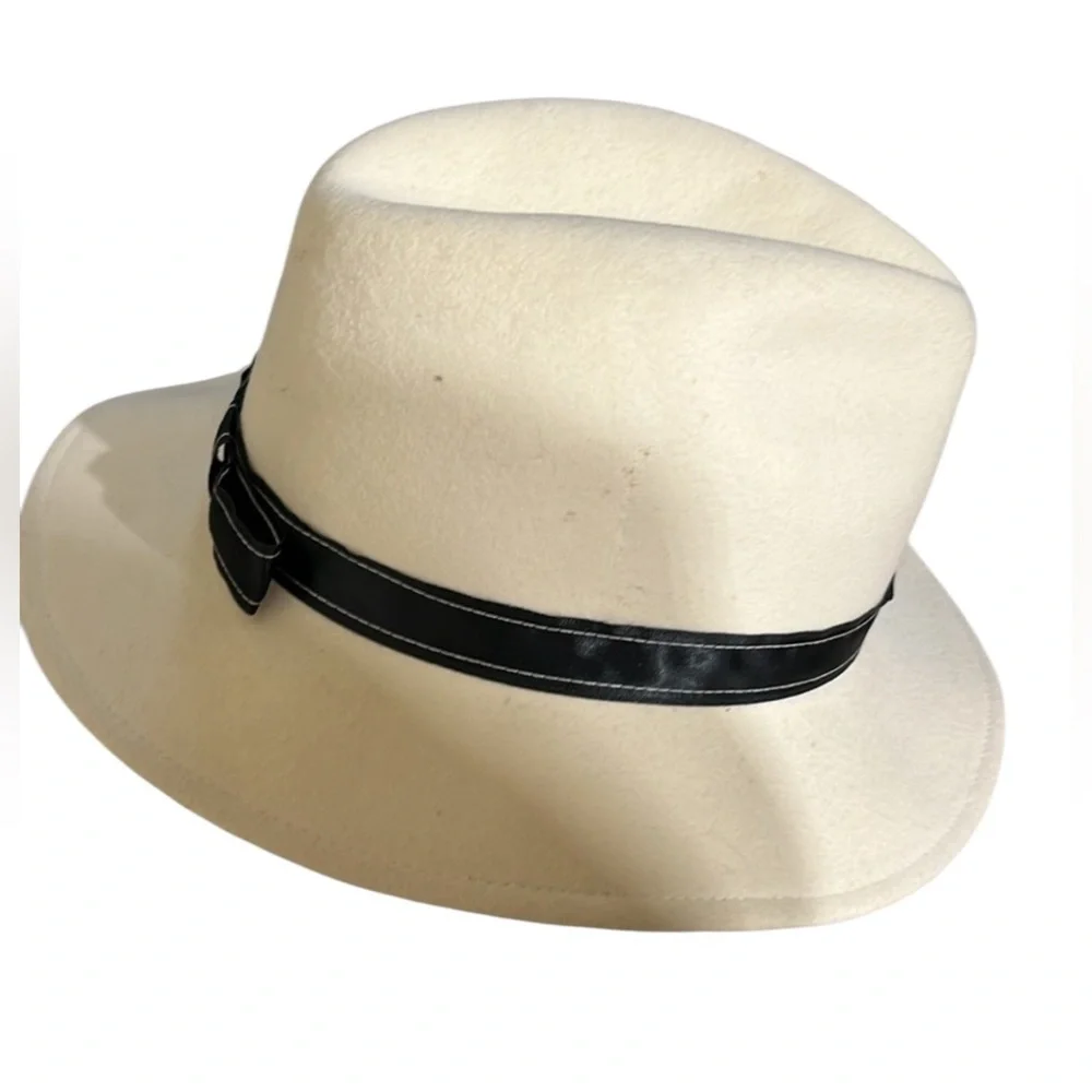 COUNTER-FIT ivory felt fedora with very dark navy or black ribbon one size